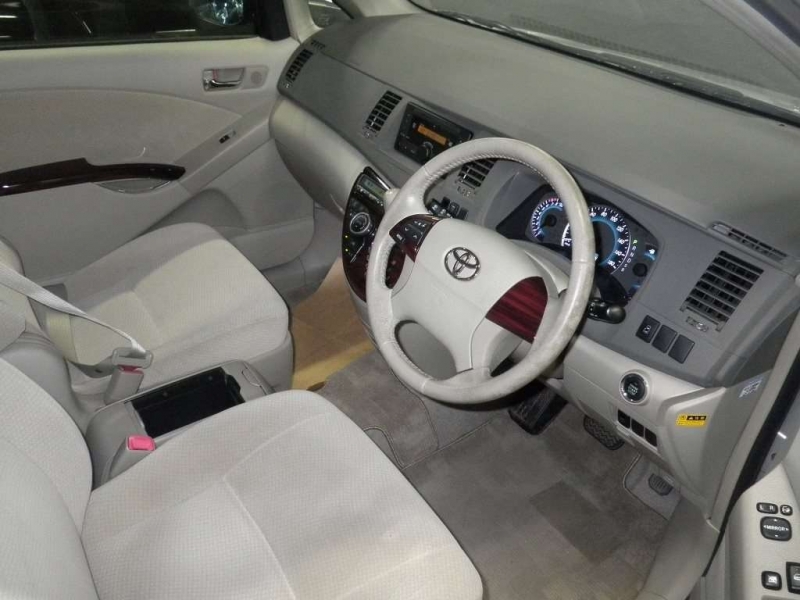 toyota isis 2011