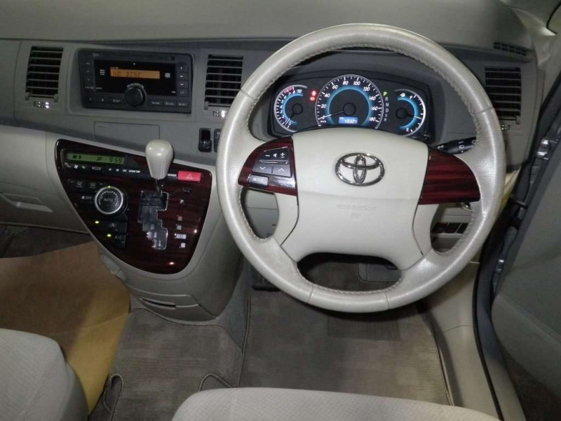 toyota isis салон