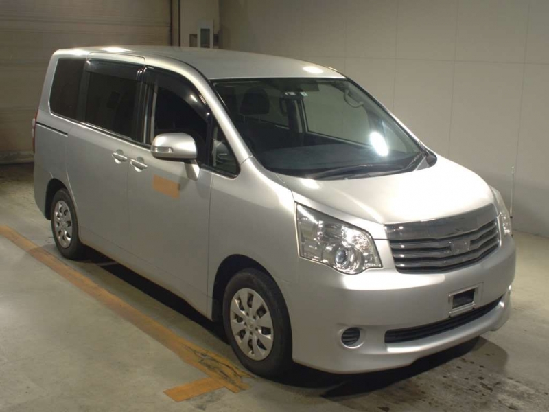 toyota noah 2001 2007